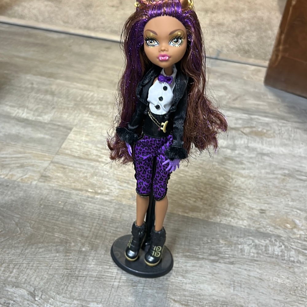 Monster High Sweet 1600 Clawdeen Wolf doll with Stand